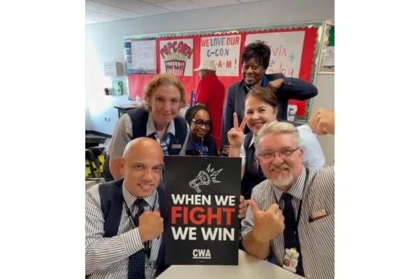 American Airlines agents stand in solidarity 