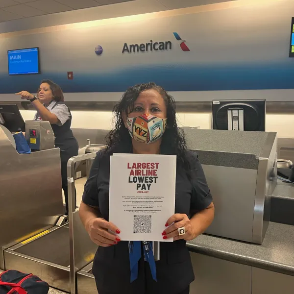 photo of worker showing Solidarity for Bargaining